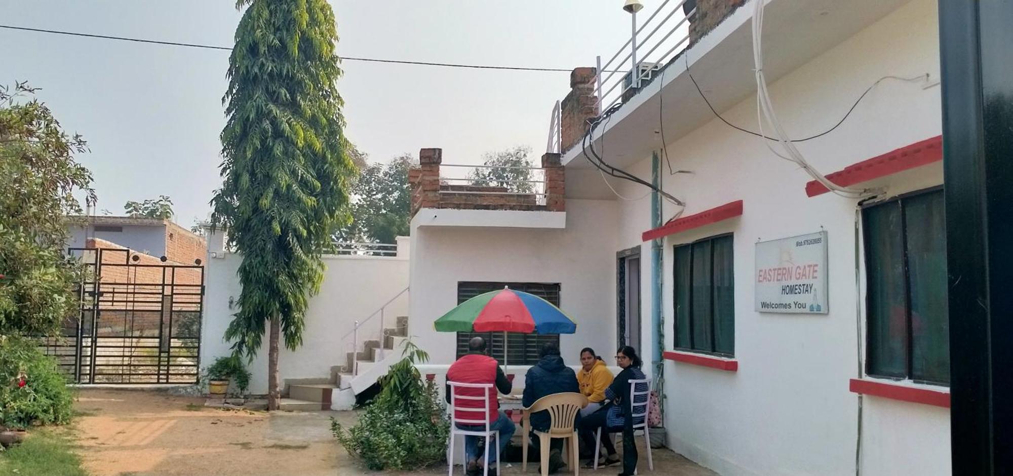 Eastern Gate Homestay ขชุราโห ภายนอก รูปภาพ