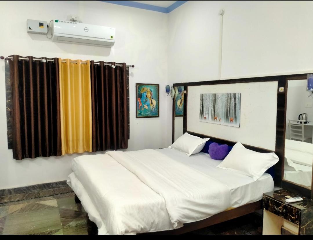 Eastern Gate Homestay ขชุราโห ภายนอก รูปภาพ