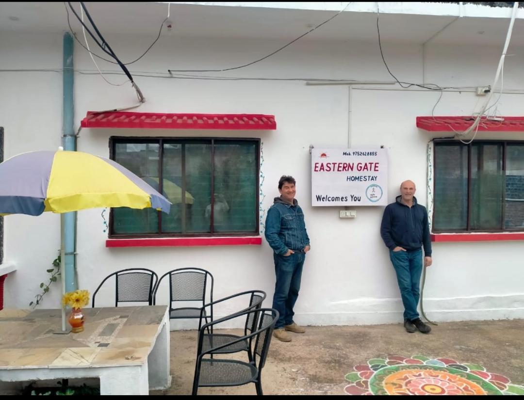 Eastern Gate Homestay ขชุราโห ภายนอก รูปภาพ